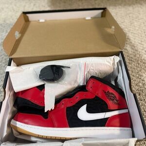 Jordan 1 Mid SE (Christmas)